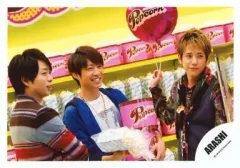 【中古】生写真(ジャニーズ) 嵐/二宮和也・櫻井翔・相葉雅紀/横型・上半身・右手風船・両手ポップコーン・背景黄色/公式生写真