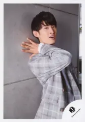 【中古】生写真(ジャニーズ) 関西ジャニーズJr./向井康二/上半身・衣装グレー・右手壁・寄りかかり/「関西ジャニーズJr. LIVE 2018 Fall in LOVE ～秋に関ジュに恋しちゃいなよ～」グッズオフショット/公式生写真