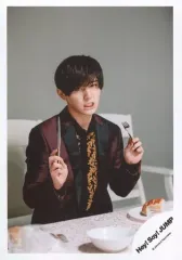 【中古】生写真(ジャニーズ) Hey! Say! JUMP/山田涼介/上半身・座り・衣装えんじ色・ナイフとフォーク持つ/「マエヲムケ」PV＆ジャケ写撮影オフショット/公式生写真