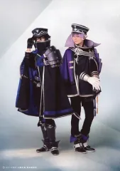 【中古】生写真(男性) 小西成弥(水心子正秀)・佐藤信長(源清麿)/戦闘ver.・2Lサイズ・キャラクターショット・「ミュージカル『刀剣乱舞』 -東京心覚-」/CD「刀剣男士 formation of 心覚『問わず語り/焔』」水心子正秀・源清麿メインジャケット