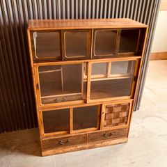 昭和レトロ　飾り棚（茶箪笥）　ガラス戸なので、見せる収納にどうぞ！