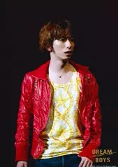 【中古】生写真(ジャニーズ) A.B.C-Z/河合郁人/ライブフォト・膝上・赤ジャケット・黄色シャツ・左手ポケット・背景黒・枠無し/DREAM BOYS/公式生写真