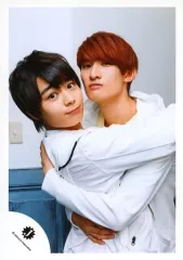 【中古】生写真(ジャニーズ) 関西ジャニーズJr./大西流星・向井康二/上半身・衣装白・抱き合い・大西振り向き・背景白青/「関西ジャニーズJr. 春のSHOW合戦」グッズ撮影/公式生写真