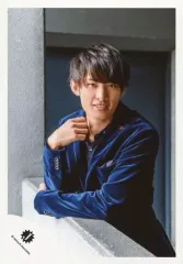 【中古】生写真(ジャニーズ) 関西ジャニーズJr./向井康二/上半身・衣装青・右手襟・左腕塀乗せ・体左向き/15冬「X’mas Show 2015」グッズ撮影オフショット/公式生写真