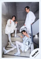 【中古】生写真(ジャニーズ) Snow Man/ラウール・向井康二・目黒蓮/横型・全身・衣装白・ラウール両手ピース.座り・階段/Johnnys’ ISLAND STORE グッズオフショット’20夏/公式生写真