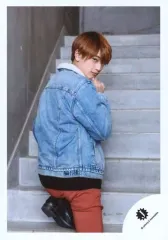 【中古】生写真(ジャニーズ) なにわ男子/高橋恭平/膝上・衣装水色・デニムジャケット・右手顎・振り返り・右向き・階段/「関西ジャニーズJr. LIVE 2019 Happy 2year!! ～今年も関ジュとChu Year!!～」オフショット/公式生写真