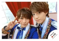 【中古】生写真(ジャニーズ) 美 少年/岩崎大昇・藤井直樹/横型・バストアップ・衣装青・白・口閉じ・藤井右手ピース・岩崎左向き・後ろ窓/「Ｊohnnys’ ISLAND セルフィー」/公式生写真(アイランドストア限定)