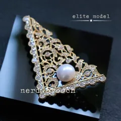 アラベスク柄の三角形ブローチ　淡水パール パール 真珠 一粒 レース 上品 高級感 大人 新品未使用 エレガント 豪華 ゴールド お呼ばれ 結婚式 入学式 卒業式 発表会 ドレス フォーマル NerD おしゃれ