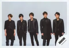 【中古】生写真(ジャニーズ) 嵐/集合(5人)/横型・膝上・衣装黒・センター櫻井・右手ポケット・目線やや左・松本体右向き/「I seek/Daylight」PV＆ジャケ写撮影オフショット/公式生写真