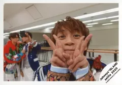 【中古】生写真(ジャニーズ) 美 少年/藤井直樹/横型・バストアップ・衣装青・白・両手ピース・顔上げ・口閉じ/Johnnys’ ISLAND セルフィー 2020/公式生写真