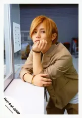 【中古】生写真(ジャニーズ) Hey! Say! JUMP/山田涼介/膝上・衣装ベージュ・左向き・左手顎/アルバム「DEAR.」ジャケ写撮影オフショット/公式生写真