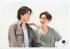 【中古】生写真(ジャニーズ) Snow Man・SixTONES/渡辺翔太・森本慎太郎/横型・上半身/「DREAM BOYS」グッズオフショット/公式生写真