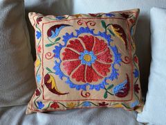 ウズベキスタンの芸術シルクの手刺繍スザニ/43×40クッションカバー/素晴らしい太陽のモチーフ元気のもらえる柄です/春のお部屋の模様替えに！2枚のみ