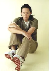 【中古】生写真(男性) 寿里(阿久津仁)/全身・衣装緑・座り・背景ベージュ・私服ショット/ミュージカル『テニスの王子様』コンサート Dream Live 2nd