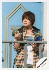 【中古】生写真(ジャニーズ) Hey! Say! JUMP/岡本圭人/上半身・衣装白・黄色・チェック柄・左手本・目線左/シングル「COSMIC☆HUMAN」MV＆ジャケ写撮影オフショット/公式生写真