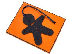 【新品同様品】HERMES エルメス プティアッシュ ジンジャーブレッドマン トゴ×ヴォーエプソン ブラック×イエロー バッグチャーム バッグ用アクセサリー ブランド レディース 女性用 本革 レザー 黒 黄色 希少 レア プレゼント ギフト