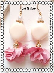 コロンと大振りで可愛い♡　オフホワイトチャーム+ピンクフラワータッセル　ピアス
