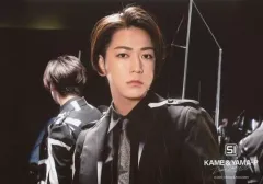 【中古】生写真(ジャニーズ) 亀と山P/亀梨和也/横型・バストアップ・衣装黒・体左向き・カメラ目線/「KAME ＆ YAMA-P Dome Tour 2020 SI」オリジナルフォト