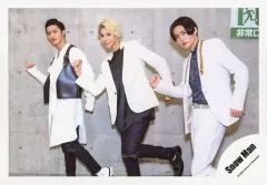 【中古】生写真(ジャニーズ) Snow Man/岩本照・ラウール・目黒蓮/横型・全身(足見切れ)・衣装白・黒・左向き・右手グー/シングル「D.D. / Imitation Rain」MV＆ジャケ写オフショット/公式生写真