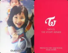 【中古】コレクションカード(女性) TWICE/チェヨン/ピンクカード(裏面ピンク)(幼少期)/膝上・肩組み・口開け/CD「THE STORY BEGINS」特典トレカ