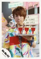 【中古】生写真(ジャニーズ) Kis-My-Ft2/北山宏光/上半身・衣装赤・黄色・緑・白・黒・ボーダー・左手トレー・グラス・飲み物/「Sha la la☆Summer Time」PV＆ジャケ写撮影/公式生写真