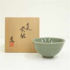 三代 諏訪蘇山 茶道具 嵯峨青磁 菊紋 茶碗 共箱 さが御所印 【k3219】 三代 諏訪蘇山 茶道具 嵯峨青磁 菊紋 茶碗 共箱 さが御所印 【k3219