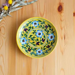陶器飾り皿　インド　ブルーポタリー　中サイズ　黄色地に円環の花
