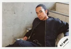 【中古】生写真(ジャニーズ) Aぇ! group/草間リチャード敬太/横型・膝上・階段座り・衣装黒・左向き・両手曲げ・カメラ目線/「関ジュ 夢の関西アイランド 2020 in 京セラドーム大阪 ～遊びにおいでや!満足 100%～」グッズオフショット/公式生写真