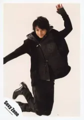 【中古】生写真(ジャニーズ) Sexy Zone/佐藤勝利/全身(足見切れ)・衣装黒・左手上げ・両足曲げ・ジャンプ・背景ベージュ/「JOHNNYS’ 2020 WORLD」パンフ＆グッズ撮影オフショット/公式生写真