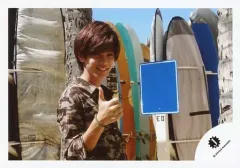 【中古】生写真(ジャニーズ) Mr.King vs Mr.Prince/神宮寺勇太/横型・上半身・衣装茶・迷彩柄・右手親指立て・後ろにサーフボード・野外・背景空/キンプリハワイ第一弾/公式生写真