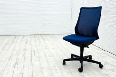 フルーエントチェア 2017年製 中古 オカムラ Fluent 中古オフィス家具 オフィスチェア クッション ハイバック 肘無 ミディアムブルー 【A000003768】