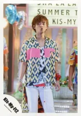 【中古】生写真(ジャニーズ) Kis-My-Ft2/藤ヶ谷太輔/膝上・衣装黄色・青・ピンク・白・黒・赤・目線左・口すぼめ・両手下/「Sha la la☆Summer Time」PV＆ジャケ写撮影/公式生写真