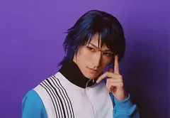 【中古】生写真(男性) 秋山真太郎(忍足侑士)/横型・バストアップ・ユニフォーム・左手眼鏡・キャラクターショット/ミュージカル『テニスの王子様』コンサート Dream Live 6th 