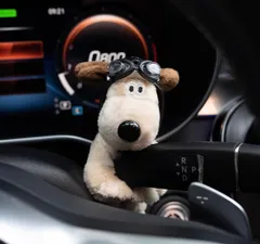 パイロット　車　しがみつく犬　可愛い　ぬいぐるみのサムネイル