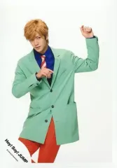 【中古】生写真(ジャニーズ) Hey! Say! JUMP/中島裕翔/膝上・衣装緑・青・顔左向き・目線右・左手上げ・背景白/「ウィークエンダー/明日へのYELL」PV＆ジャケ写撮影オフショット/公式生写真