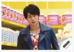 【中古】生写真(ジャニーズ) 嵐/櫻井翔/横型・上半身・衣装紺白・ポップコーン・背景黄色/公式生写真