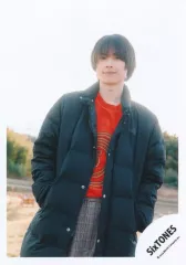 【中古】生写真(STARTO) SixTONES/松村北斗/膝上/シングル「音色」MV＆ジャケ写オフショット/公式生写真