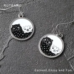可愛い白猫と黒猫の陰陽ピアス ― 白猫 黒猫 ピアス レディース 陰陽 太陰太極図 月 太陽 可愛い 動物 お守り プチギフト プレゼント ブラック ホワイト ― 000003