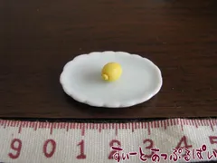 ミニチュア 陶器のお皿（中）　白楕円　フリル　VROV02 ドールハウス用のサムネイル