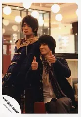 【中古】生写真(ジャニーズ) Hey! Say! JUMP/岡本圭人・中島裕翔/膝上・中島座り・青のチェック柄コート・黒のジャケット・両手親指立て・目線左/公式生写真