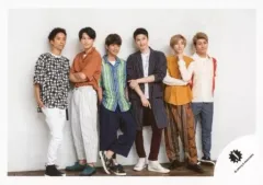 【中古】生写真(ジャニーズ) SixTONES/集合(6人)/横型・全身・衣装白・黒・オレンジ・黄・緑・茶・赤・青・横並び・京本左手顎・松村腕組み・背景白/18秋 SixTONES・Snow Man「少年たち そして、それから…」グッズ撮影オフショット/公式生