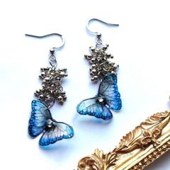 蒼の舞 ― シルバービーズと青い蝶のピアス（イヤリング変更OK）│レジン ハンドメイド 蝶々 夏│軽い 涼しげ