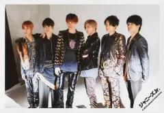 【中古】生写真(ジャニーズ) SixTONES/集合(6人)/横型・全身(足見切れ)・衣装黒・茶色・左向き・京本腕組み・松村両手ポケット・背景白/JOHNNYS’ ISLAND STORE オフショット/公式生写真