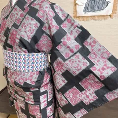 き563 【紬 アンティーク着物】黒地に紅紫の絣調幾何学模様