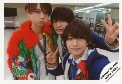 【中古】生写真(ジャニーズ) ジャニーズJr./井上瑞稀・那須雄登・浮所飛貴/横型・上半身・衣装白・オレンジ・緑・青・片手ピース・井上頬膨らませ/Johnnys’ ISLAND セルフィー 2020/公式生写真