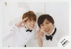 【中古】生写真(ジャニーズ) 宇宙Six/江田剛・松本幸大/横型・バストアップ・衣装白・右手指で丸・歯見せ・松本右目閉じ・背景白/「ジャニーズJr.8・8祭り～東京ドームから始まる～」セルフィー/公式生写真