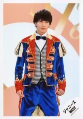 【中古】生写真(ジャニーズ) ジャニーズWEST/藤井流星/膝上・衣装青赤・体正面/「プリンシパルの君へ」PV撮影オフショット/公式生写真