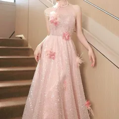 お花が散りばめられたホルターネックのロングドレス