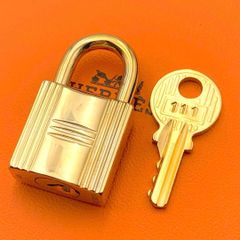 ▲HERMES エルメス カデナ　24Kメッキ　No.124　124番　鍵付き HERMES エルメス カデナ 24Kメッキ No.124 124番 鍵付き - メルカリ