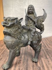 獅子に乗った菩薩様　菩薩　獅子 置物　銅製　仏教美術